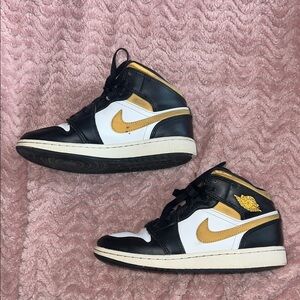 Nike Air Jordan 1 Mid White Pollen Black sneaker
